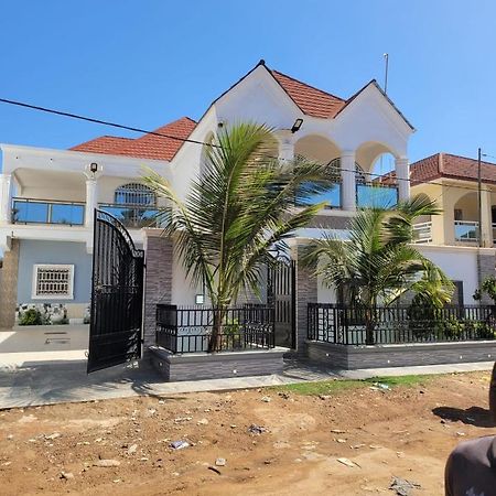 BrusubiThe Diamond House公寓 外观 照片